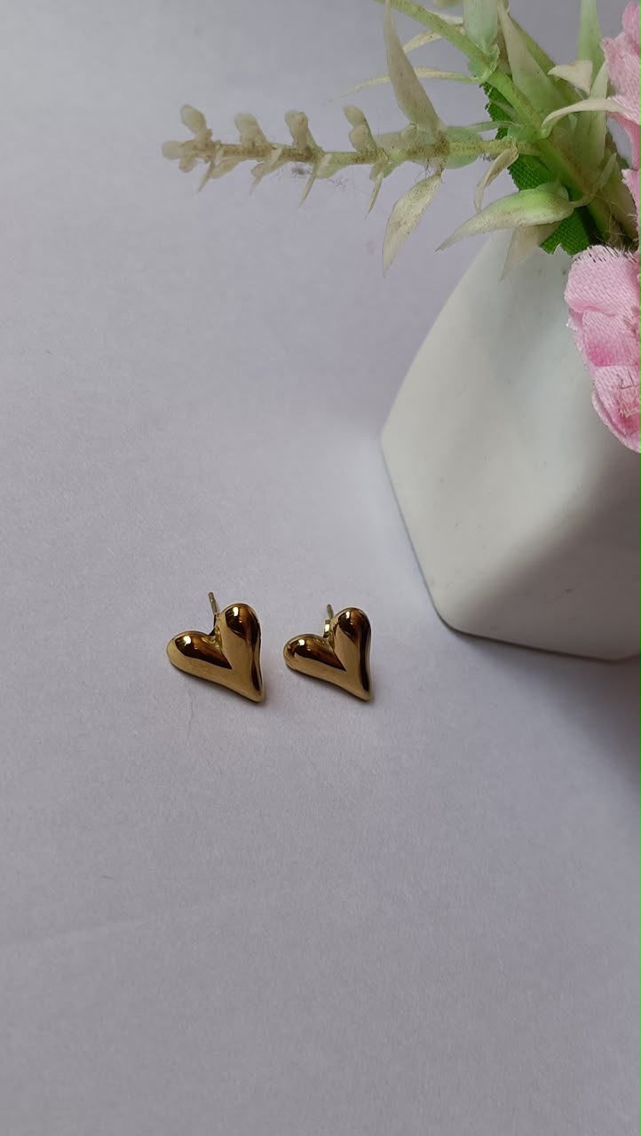 Heart stud earrings